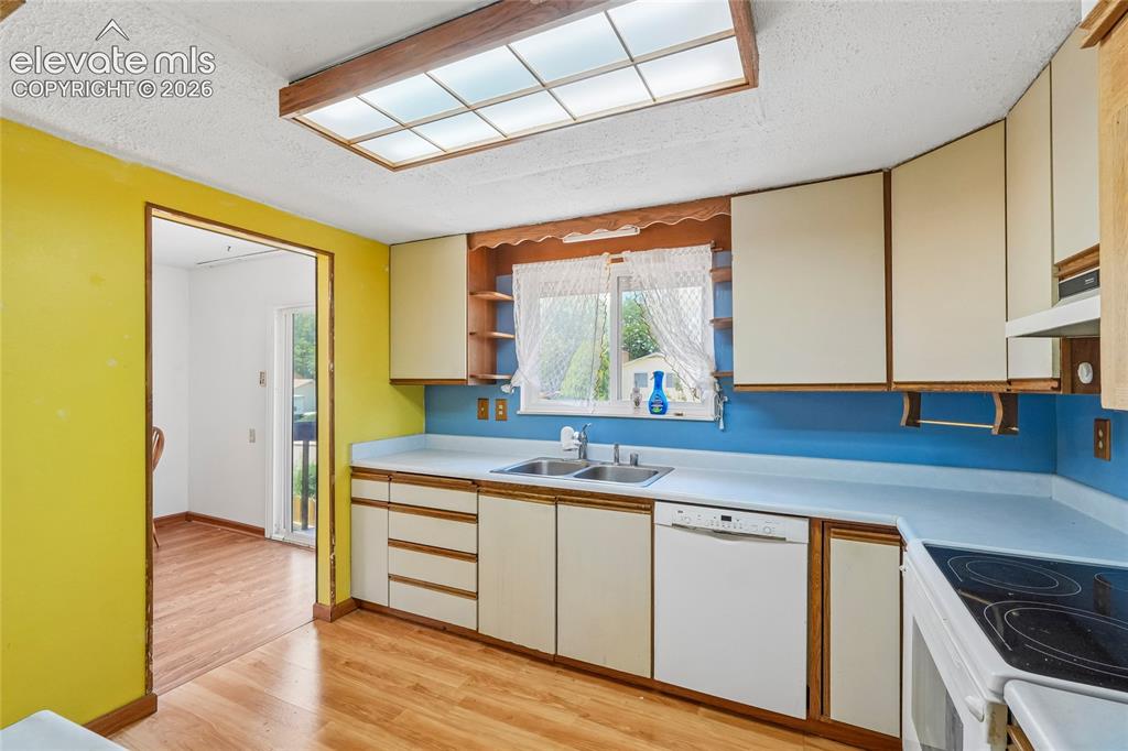Image 16 of 50: Kitchen