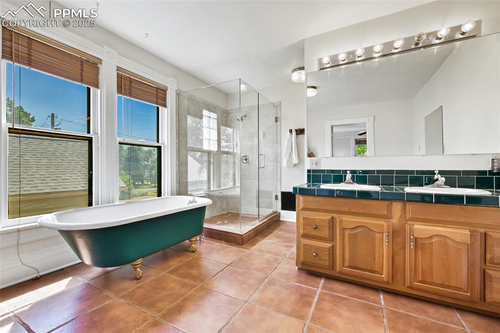 Image 25 of 42: 5-piece bath with ball-and-claw soaking tub!