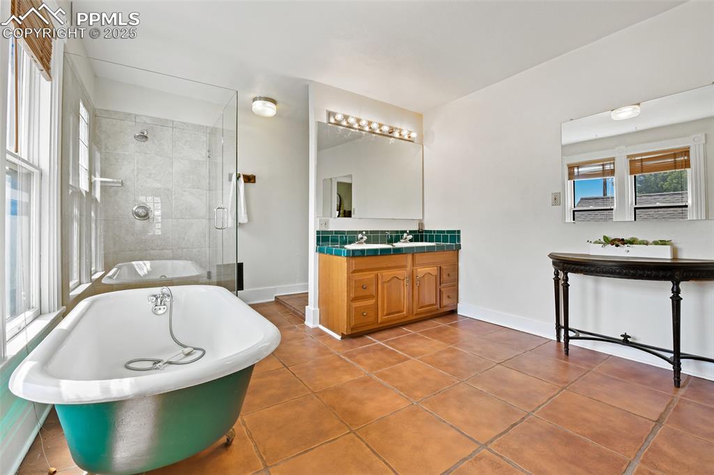 Image 26 of 42: Great light and extra room to get dressed!