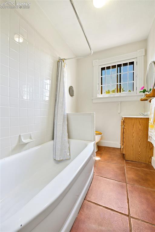 Image 29 of 42: Full bath in upstairs hallway