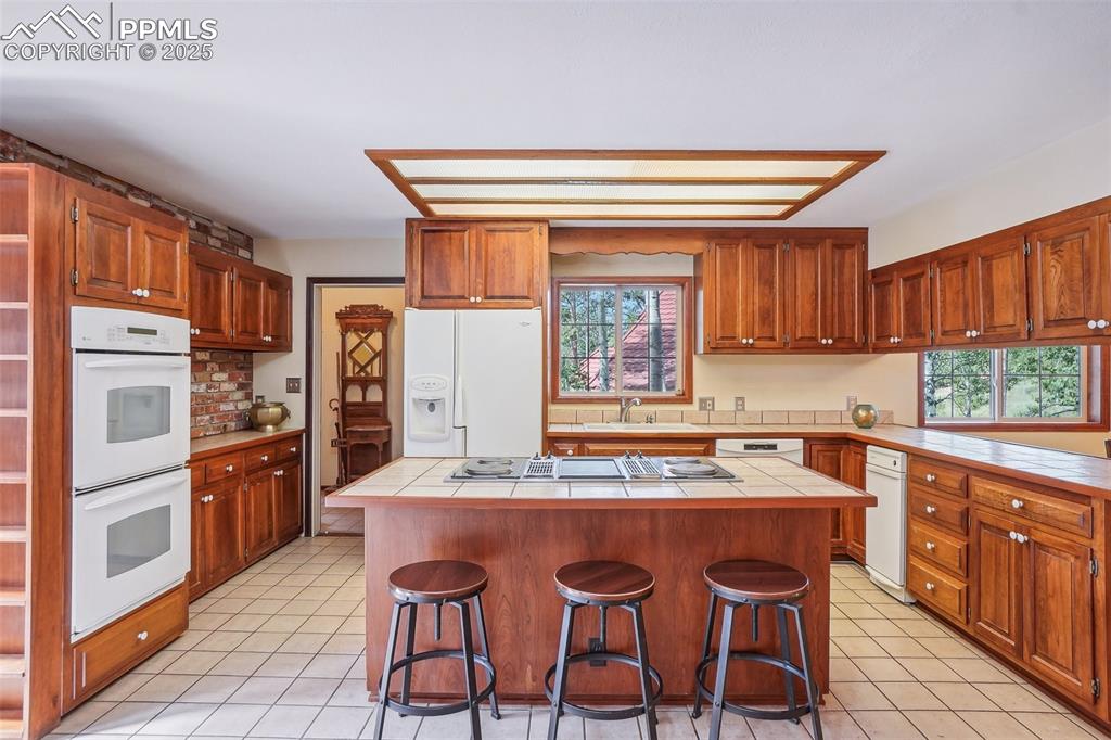 Image 11 of 49: Kitchen