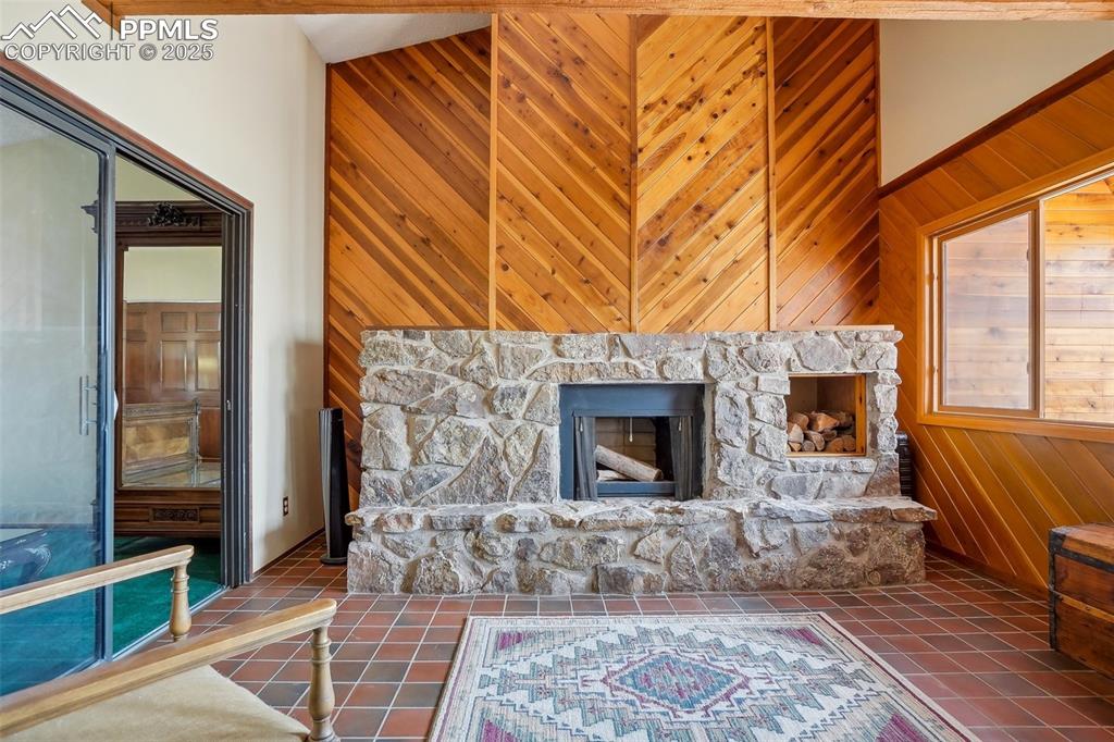 Image 17 of 49: Sitting room 