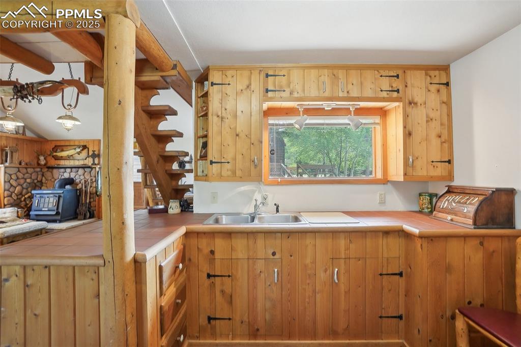 Image 28 of 49: guest cabin kitchen