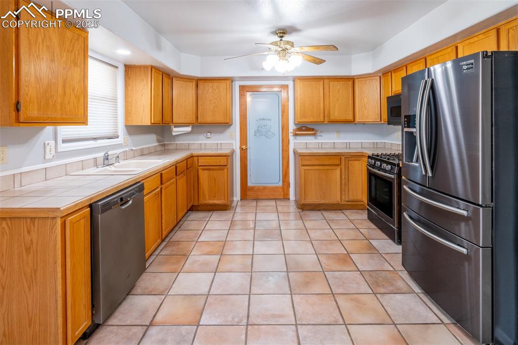 Image 17 of 34: Kitchen