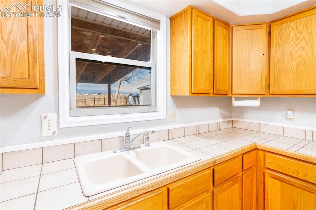 Image 18 of 34: Kitchen