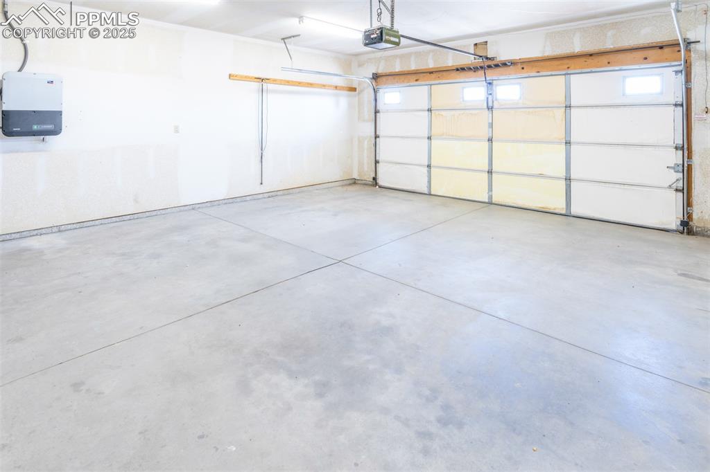 Image 22 of 34: Garage