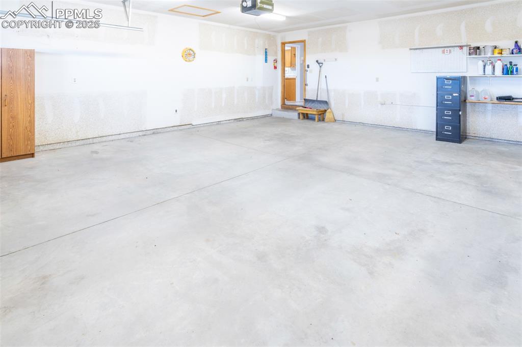 Image 23 of 34: Garage