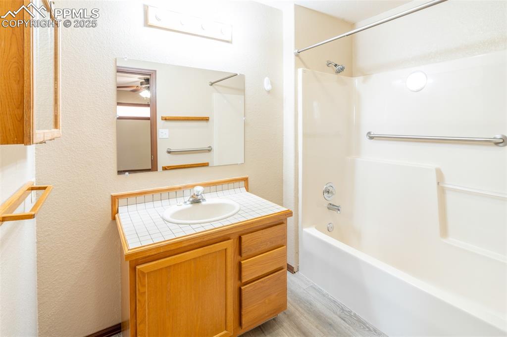 Image 31 of 34: Bathroom