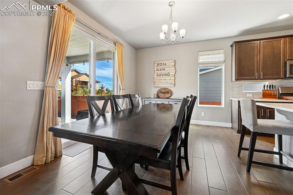 Image 10 of 50: Dining Area