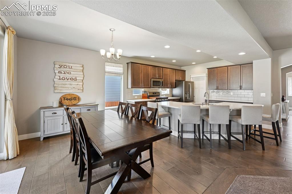 Image 11 of 50: Dining Area