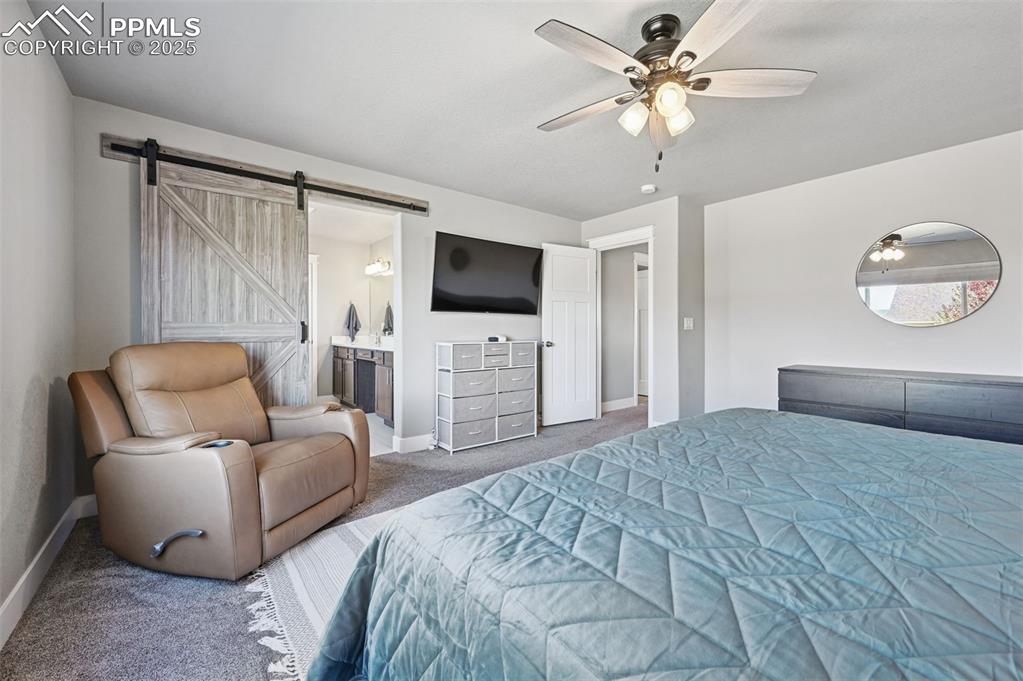 Image 19 of 50: Bedroom