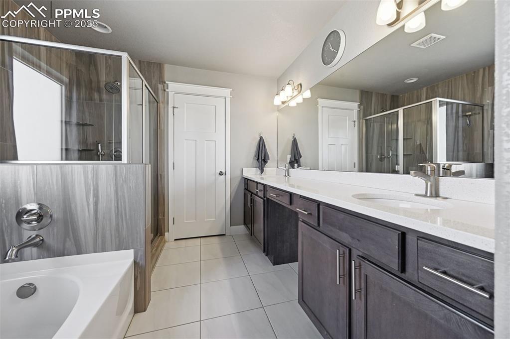 Image 21 of 50: Bathroom