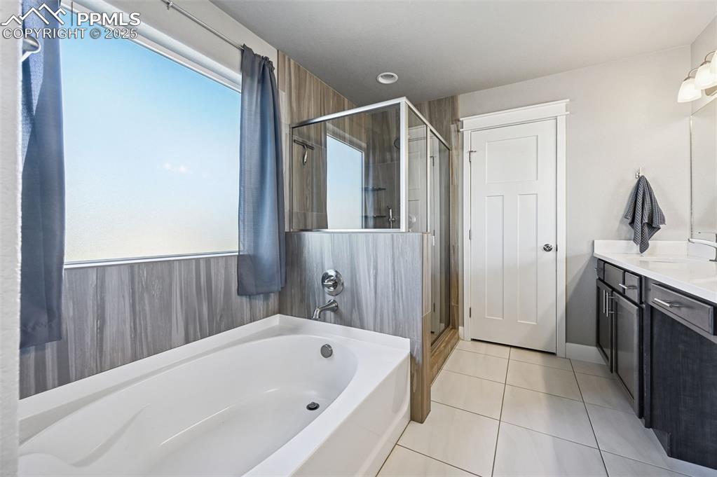 Image 22 of 50: Bathroom