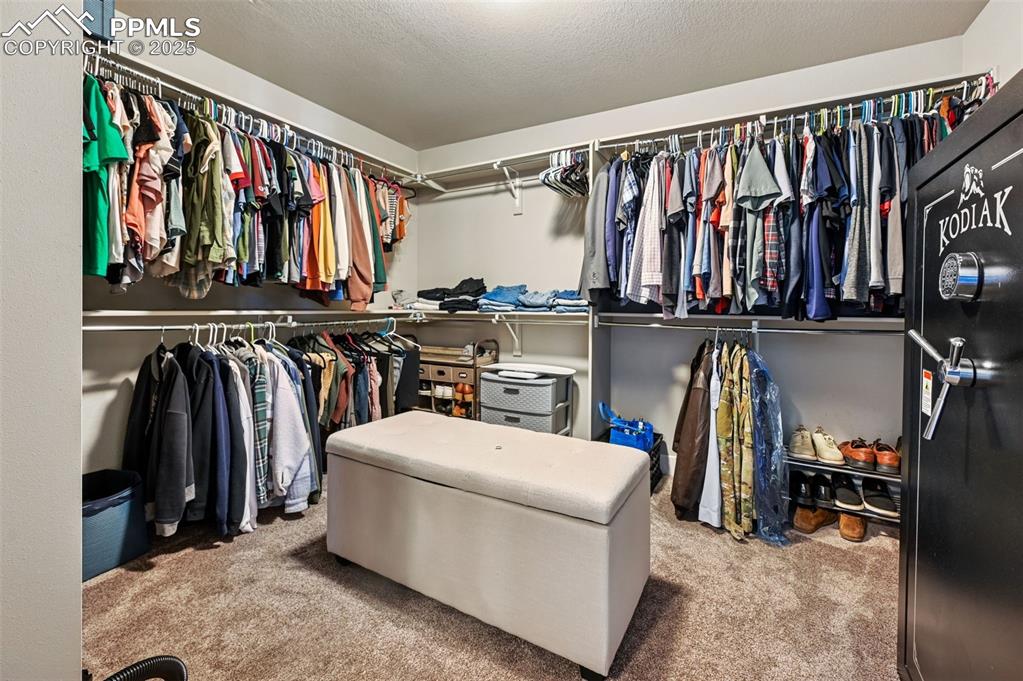 Image 30 of 50: Closet