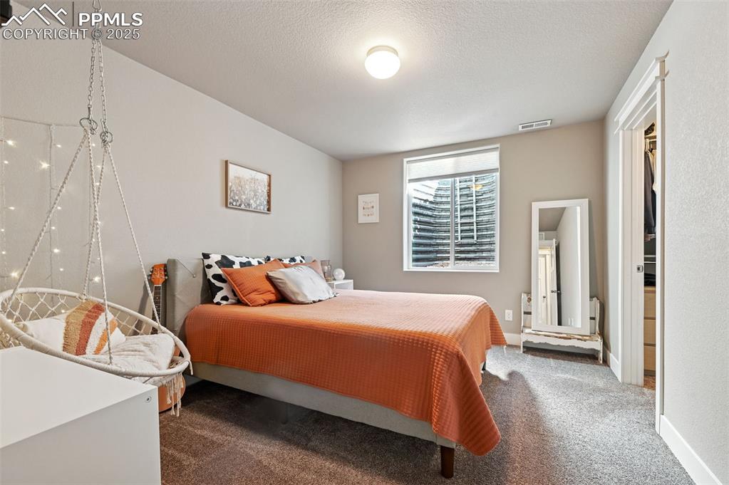 Image 34 of 50: Bedroom