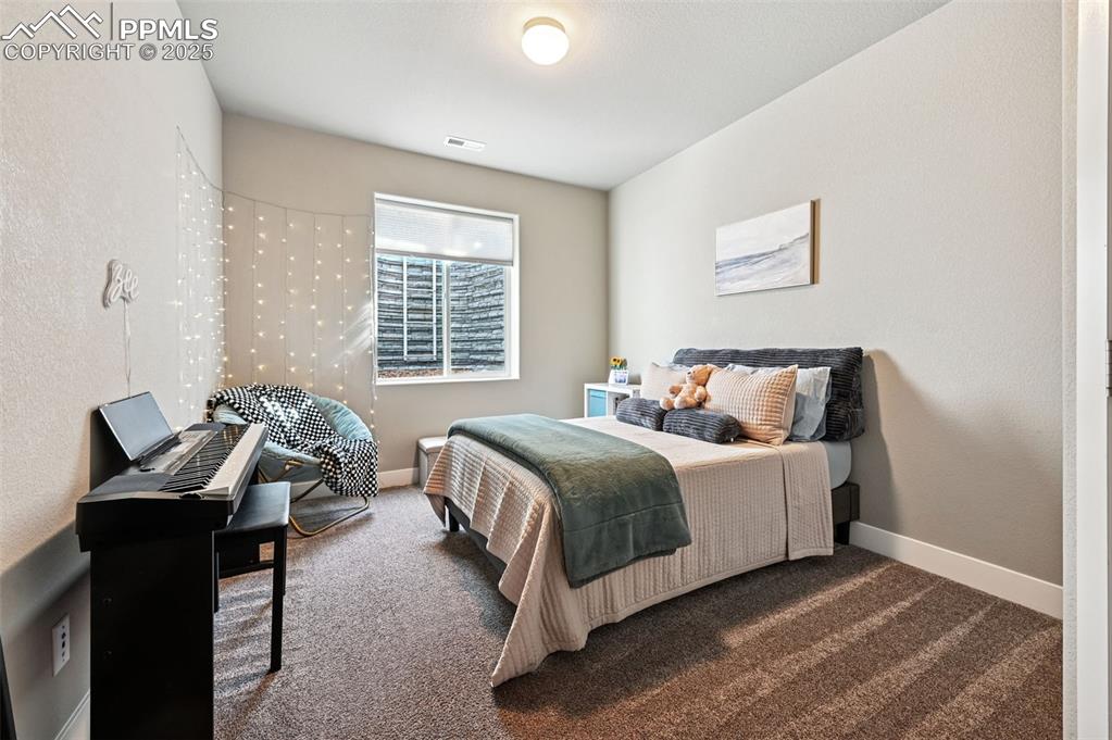 Image 35 of 50: Bedroom