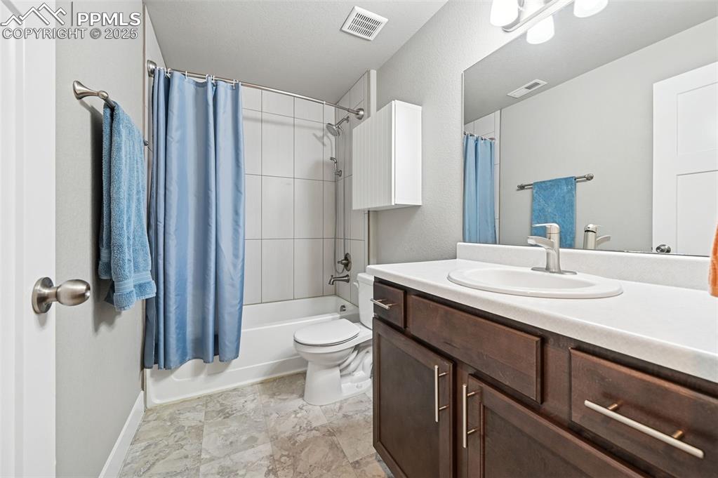 Image 36 of 50: Bathroom