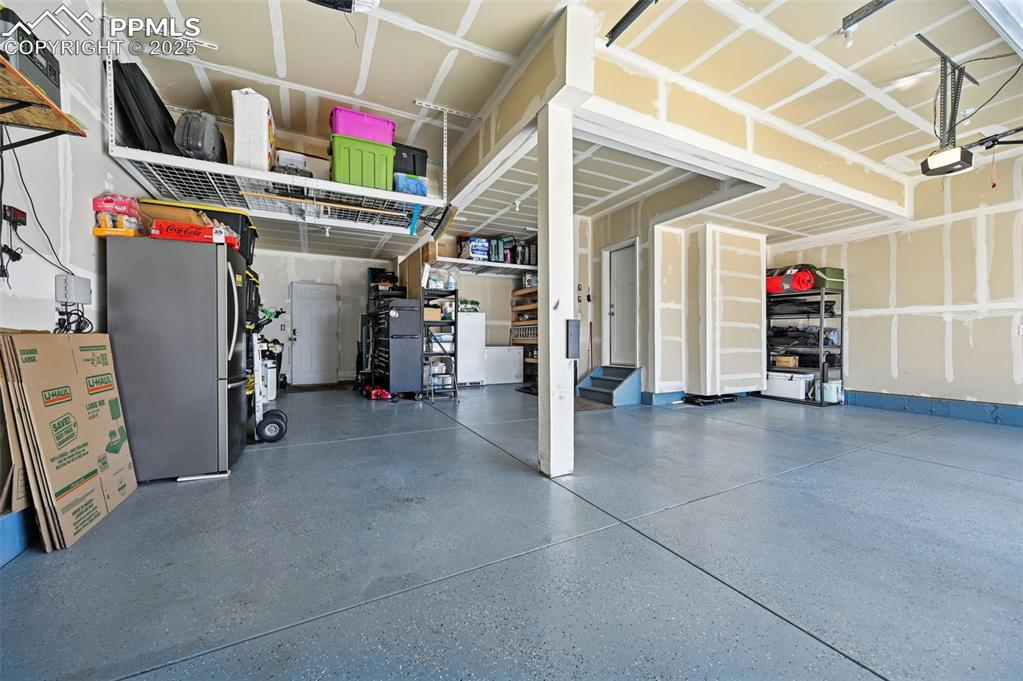 Image 38 of 50: Garage