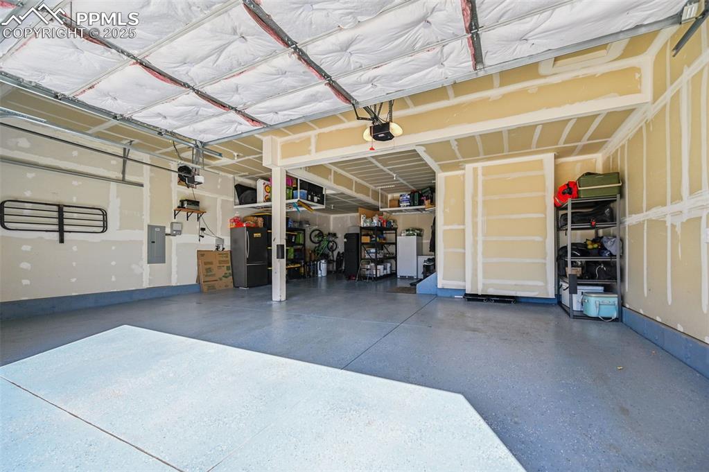 Image 39 of 50: Garage