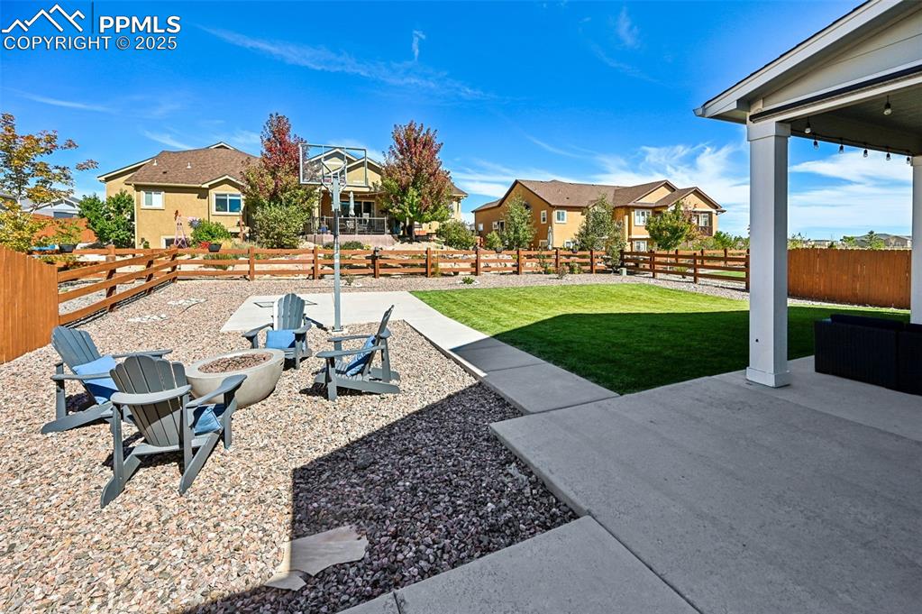 Image 40 of 50: Yard