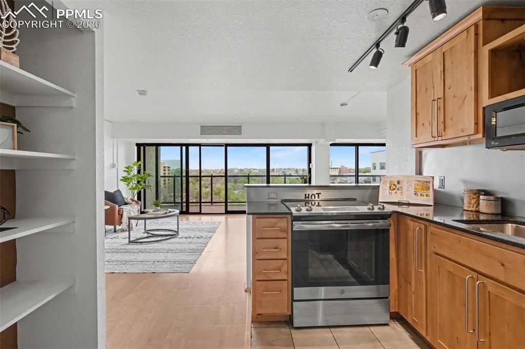 Image 10 of 28: Kitchen