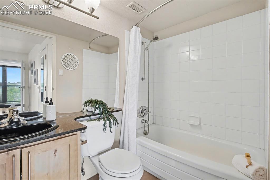 Image 12 of 28: Bathroom