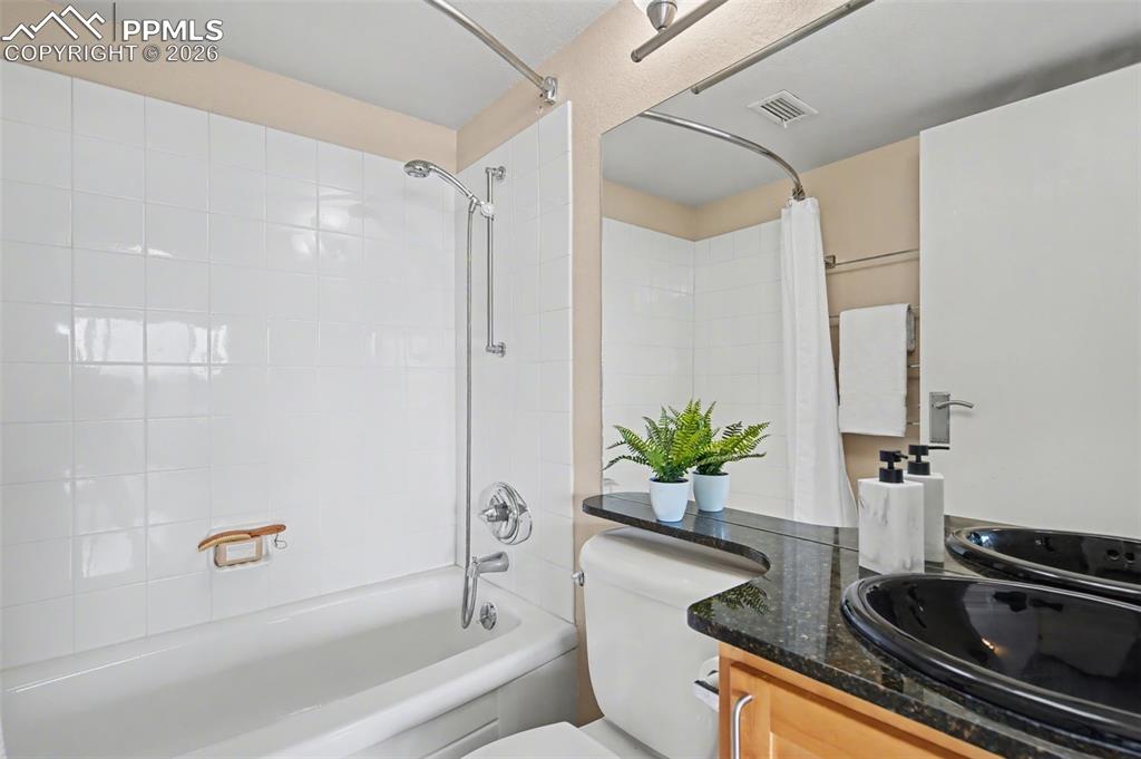 Image 19 of 28: Bathroom