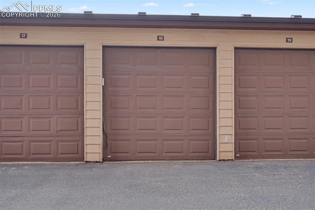 Image 22 of 28: Garage