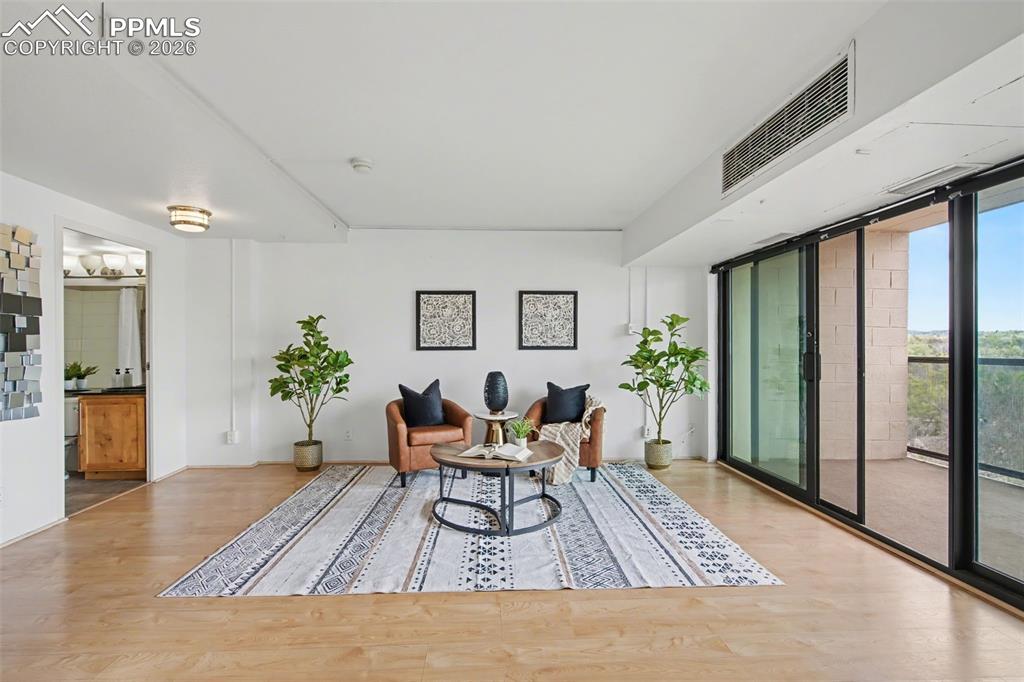 Image 4 of 28: Dining Area
