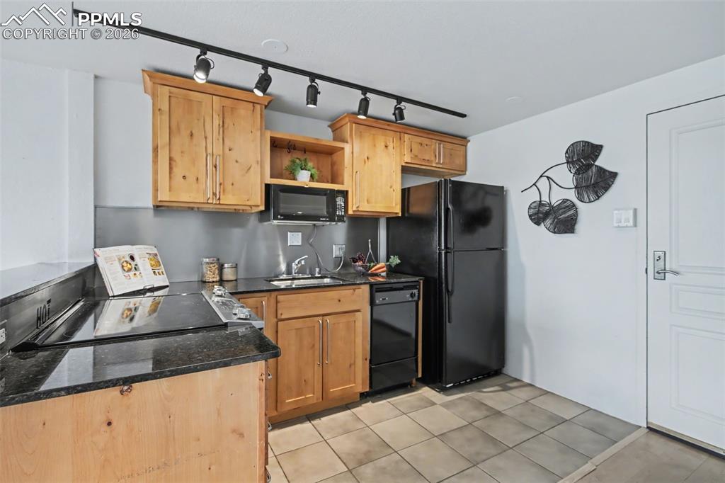 Image 9 of 28: Kitchen