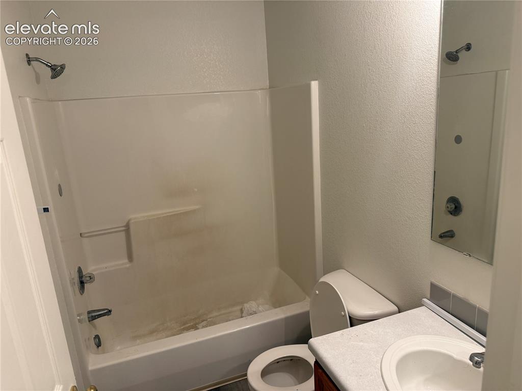 Image 10 of 14: Bathroom