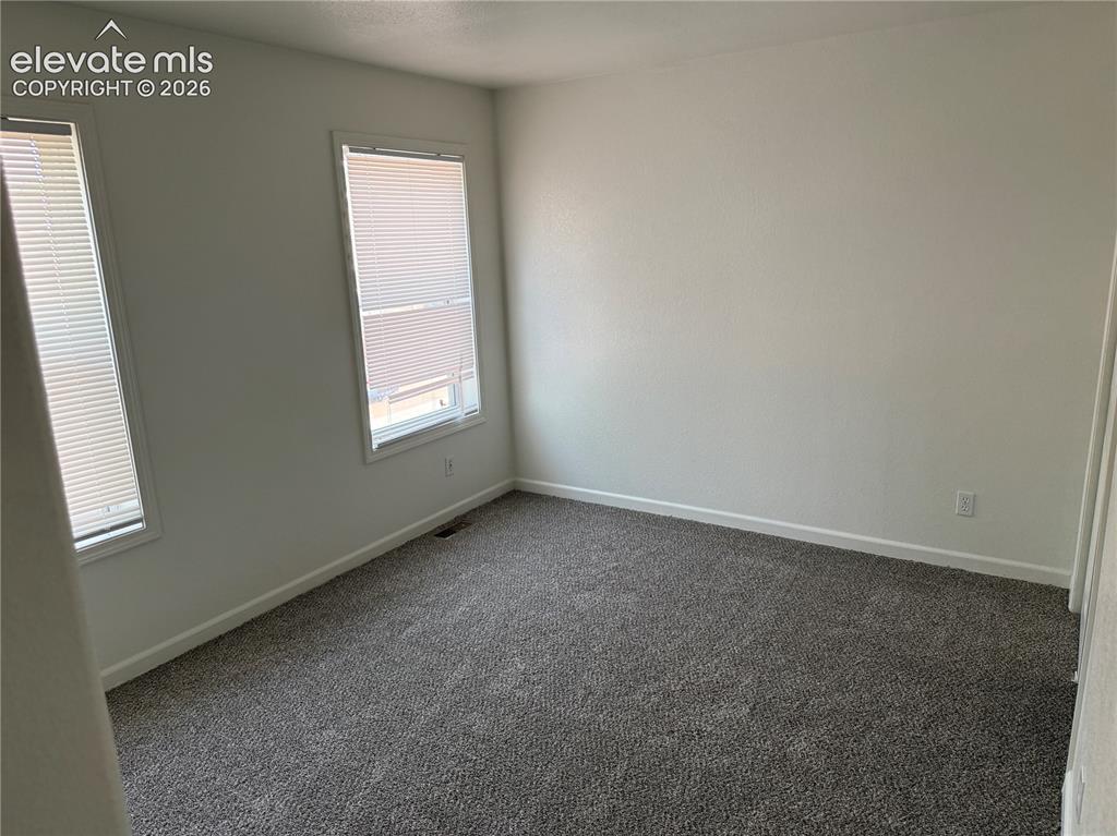 Image 11 of 14: Bedroom