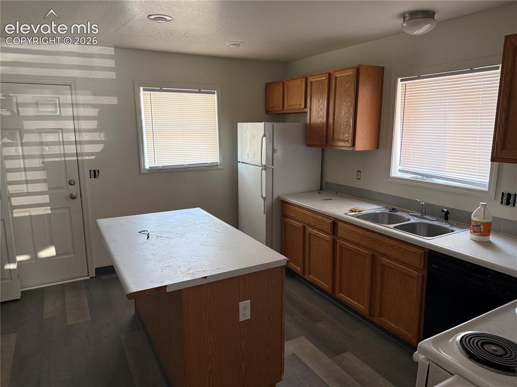 Image 4 of 14: Kitchen