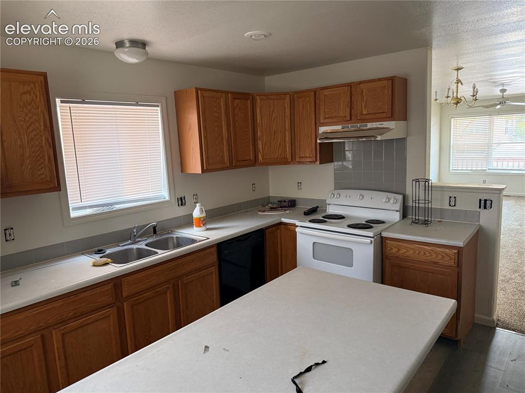 Image 5 of 14: Kitchen