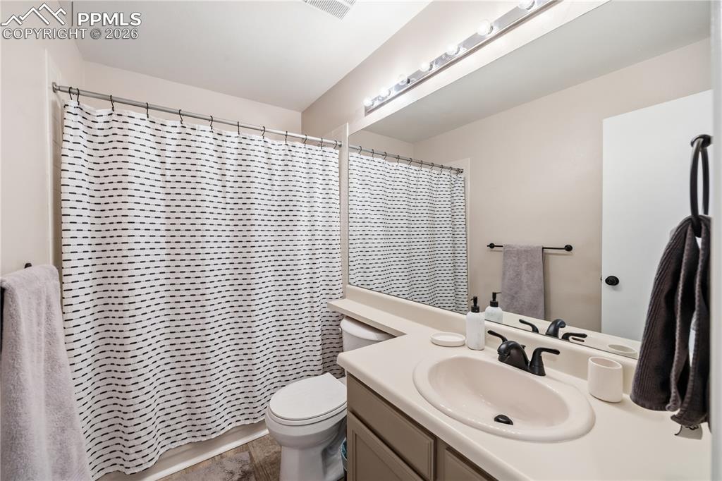 Image 19 of 38: Bathroom