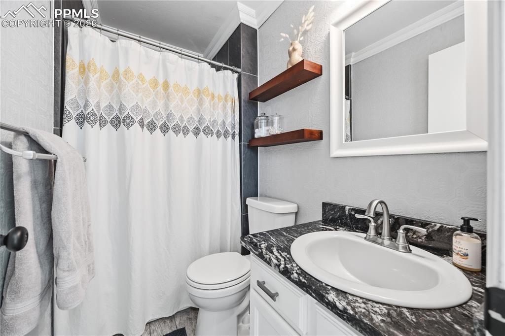 Image 26 of 38: Bathroom