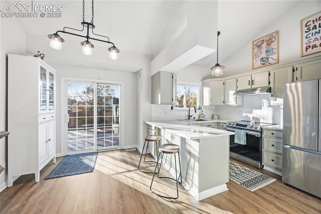 Image 7 of 38: Kitchen