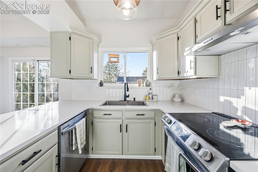 Image 9 of 38: Kitchen