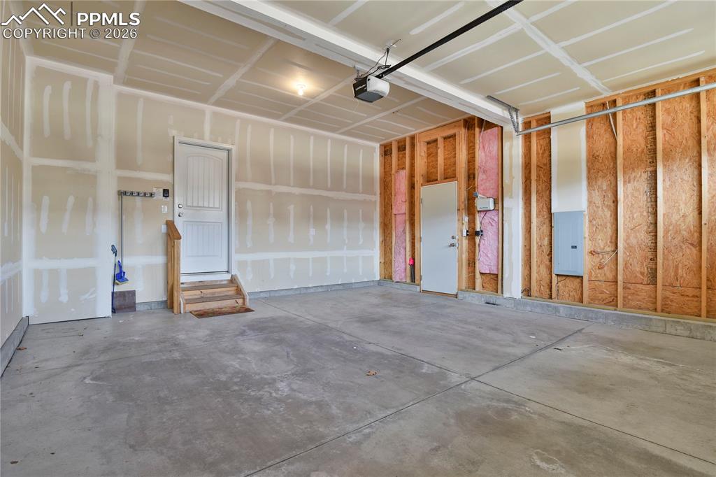 Image 23 of 41: Garage