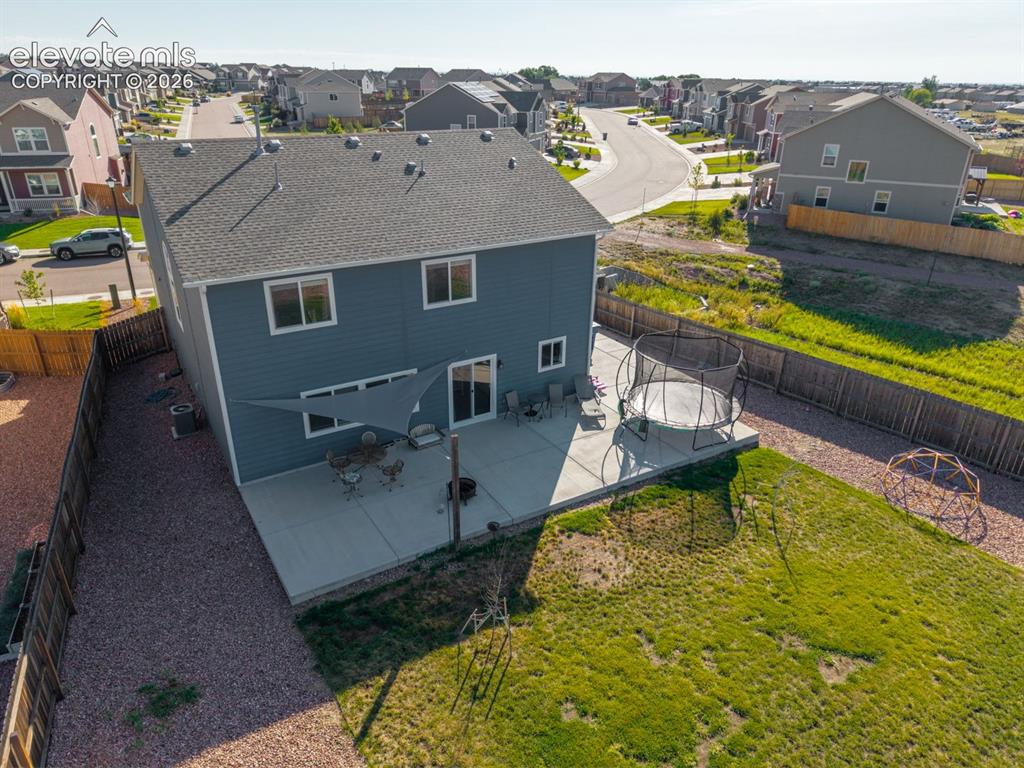 Image 18 of 20: Yard