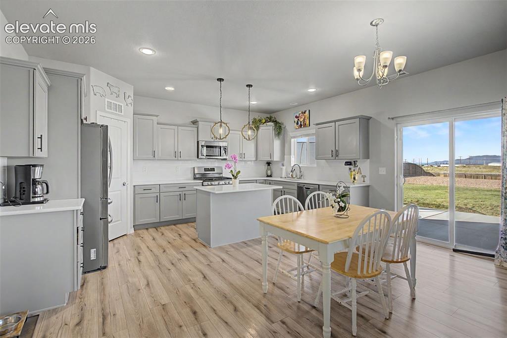 Image 7 of 20: Dining Area