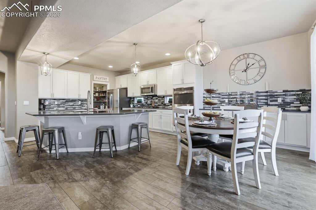 Image 11 of 49: Dining Area