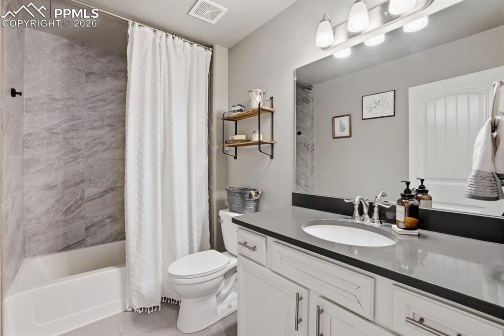 Image 33 of 49: upstairs guest bathroom