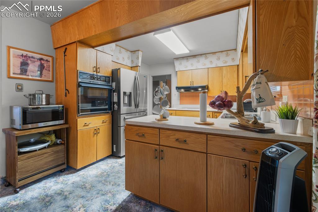 Image 10 of 31: Kitchen