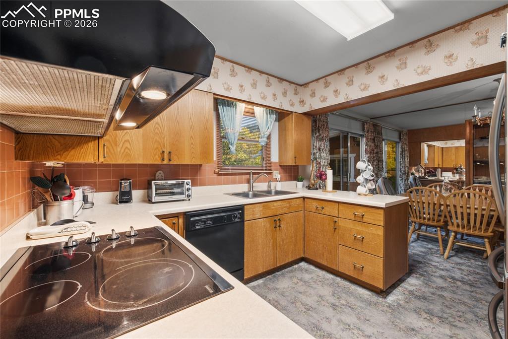 Image 12 of 31: Kitchen