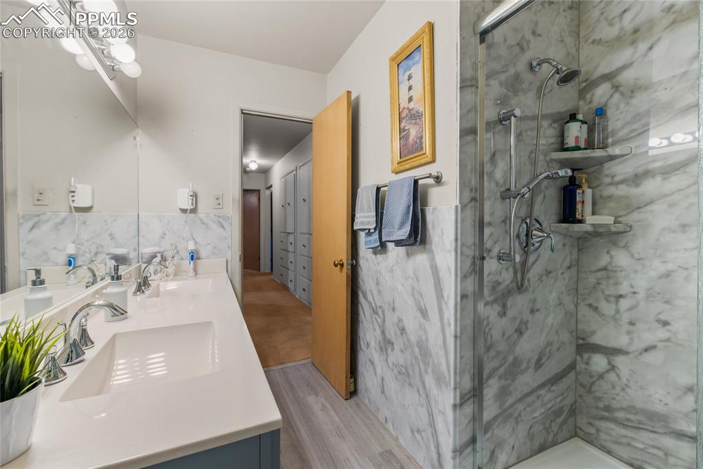 Image 16 of 31: Bathroom