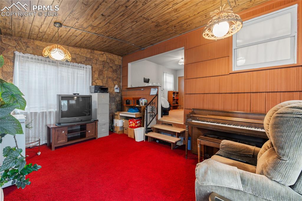 Image 20 of 31: Living Room