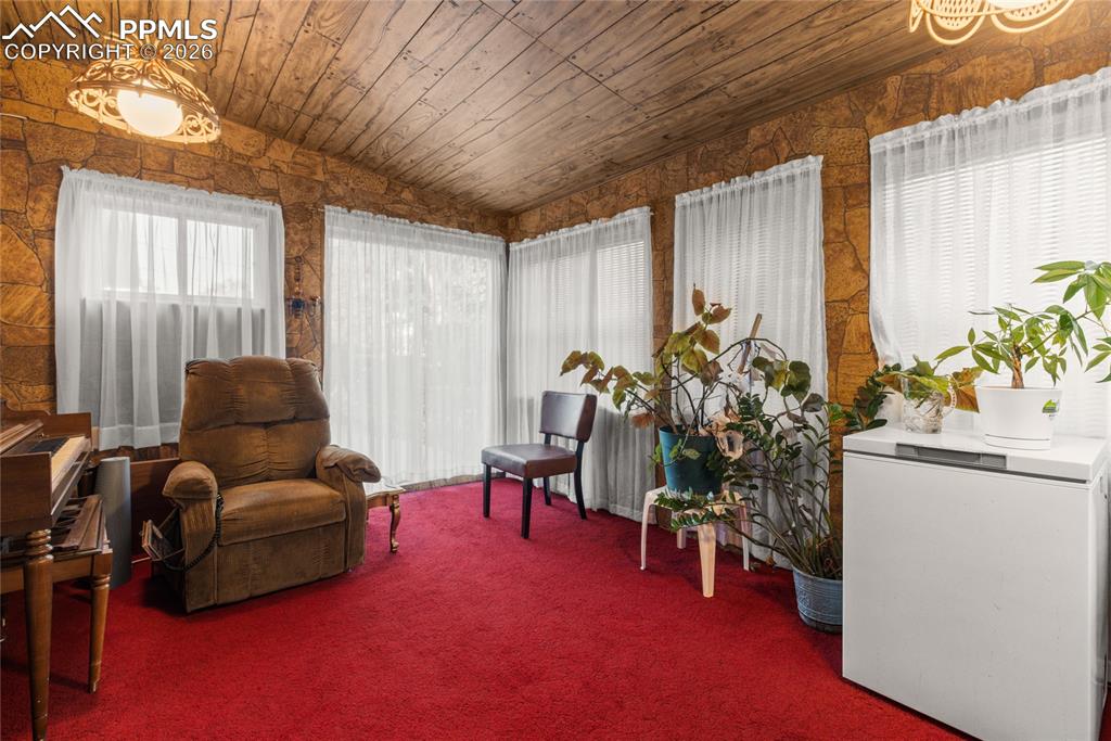 Image 21 of 31: Sitting Room