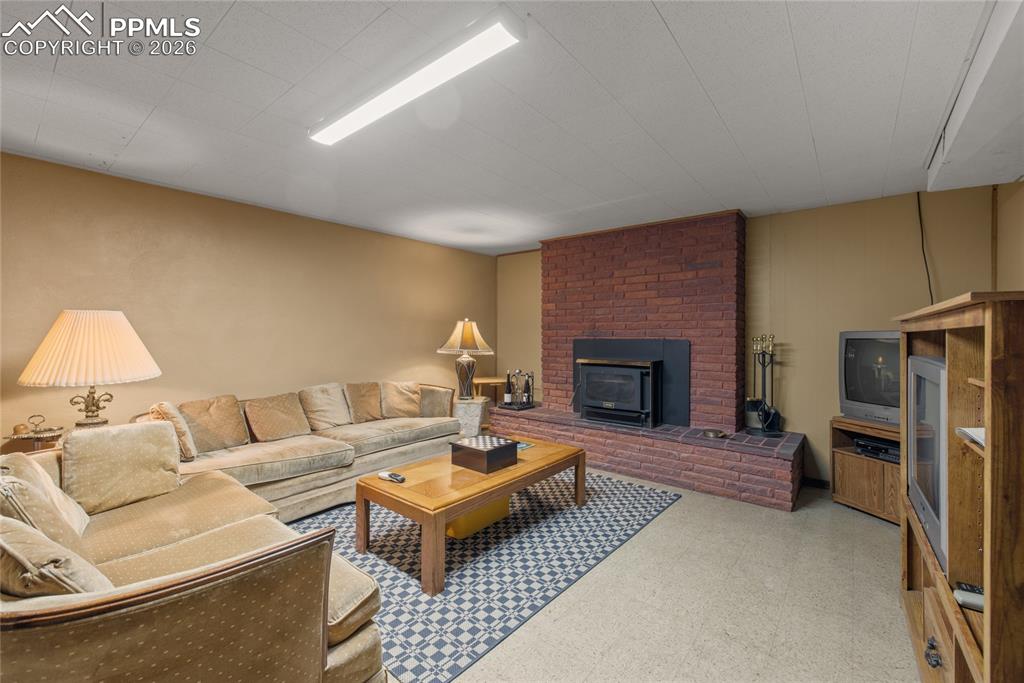 Image 22 of 31: Living Room