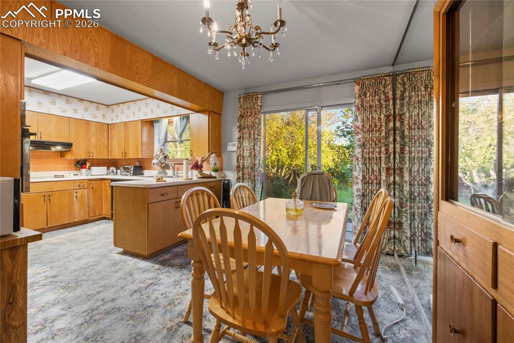 Image 8 of 31: Dining Area